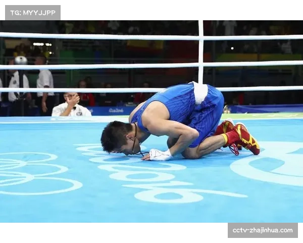 特写瞬间：决赛终场哨响，落败的老将久久跪地亲吻赛场垫子